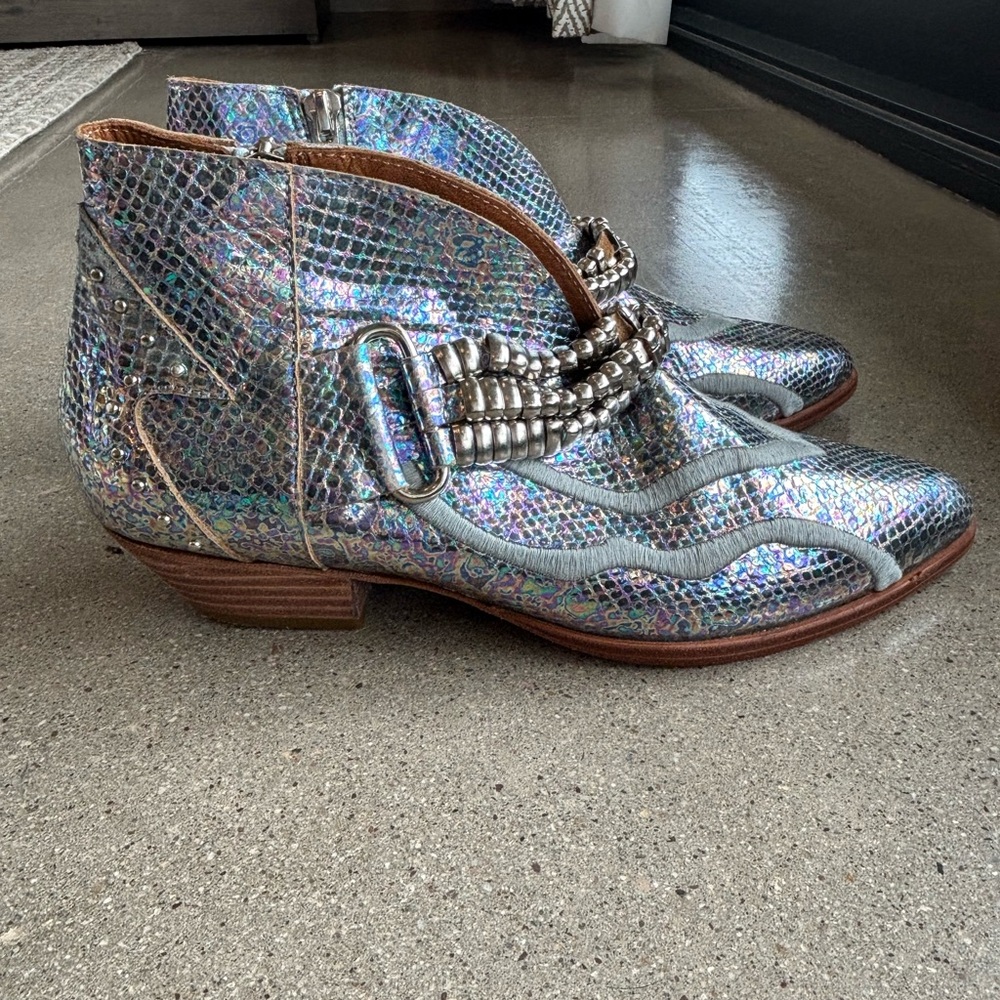 Clara Barcelo Shimmering Silver Leather Ankle Boots - Picture 6 of 16